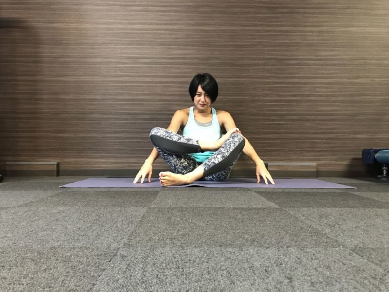 若い人に多い骨盤の歪みの原因と、正す3つのストレッチ